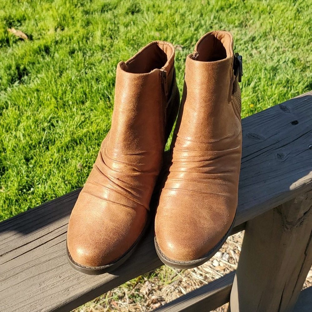 Baretraps Booties Reinella Auburn (New w/ box!)